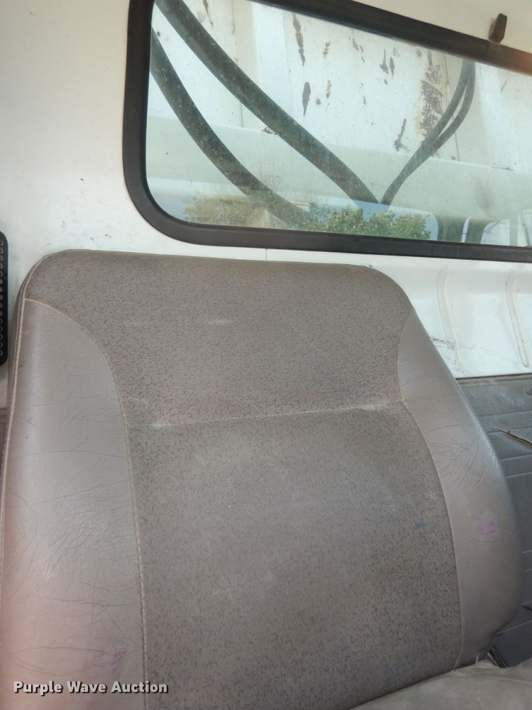 image for item DM3126 1999 International 4700  refuse truck