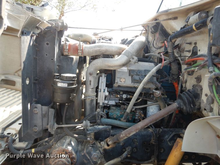 image for item DM3126 1999 International 4700  refuse truck