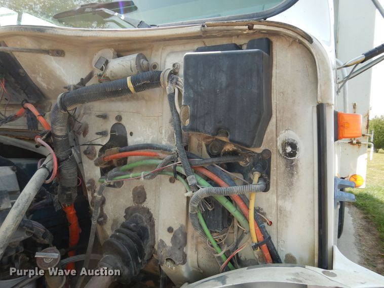 image for item DM3126 1999 International 4700  refuse truck