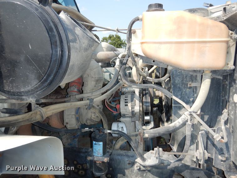 image for item DM3126 1999 International 4700  refuse truck