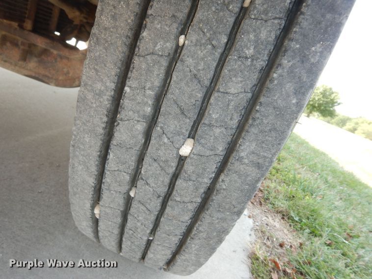 image for item DM3126 1999 International 4700  refuse truck