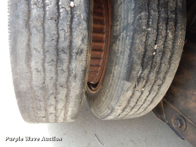 image for item DM3126 1999 International 4700  refuse truck