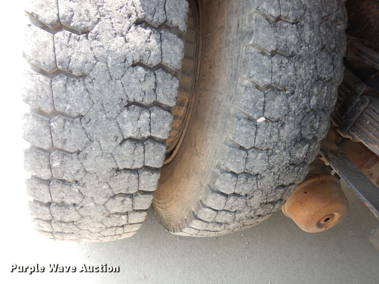 image for item DM3126 1999 International 4700  refuse truck