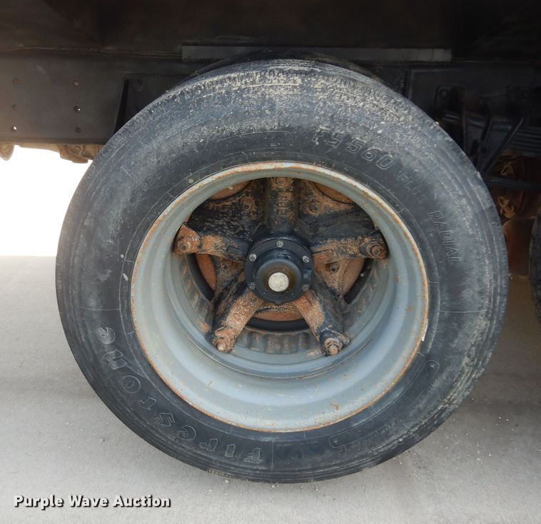 image for item DM3126 1999 International 4700  refuse truck