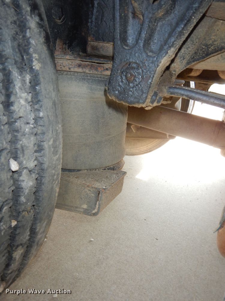 image for item DM3126 1999 International 4700  refuse truck