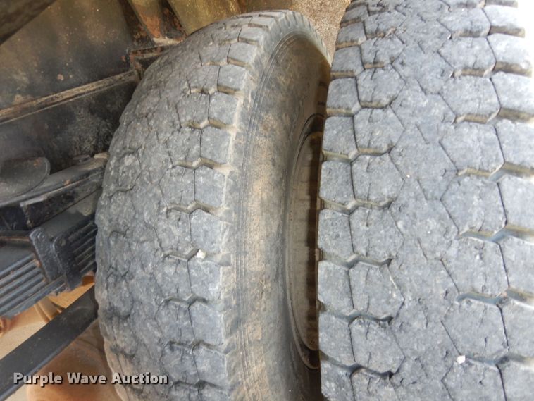 image for item DM3126 1999 International 4700  refuse truck