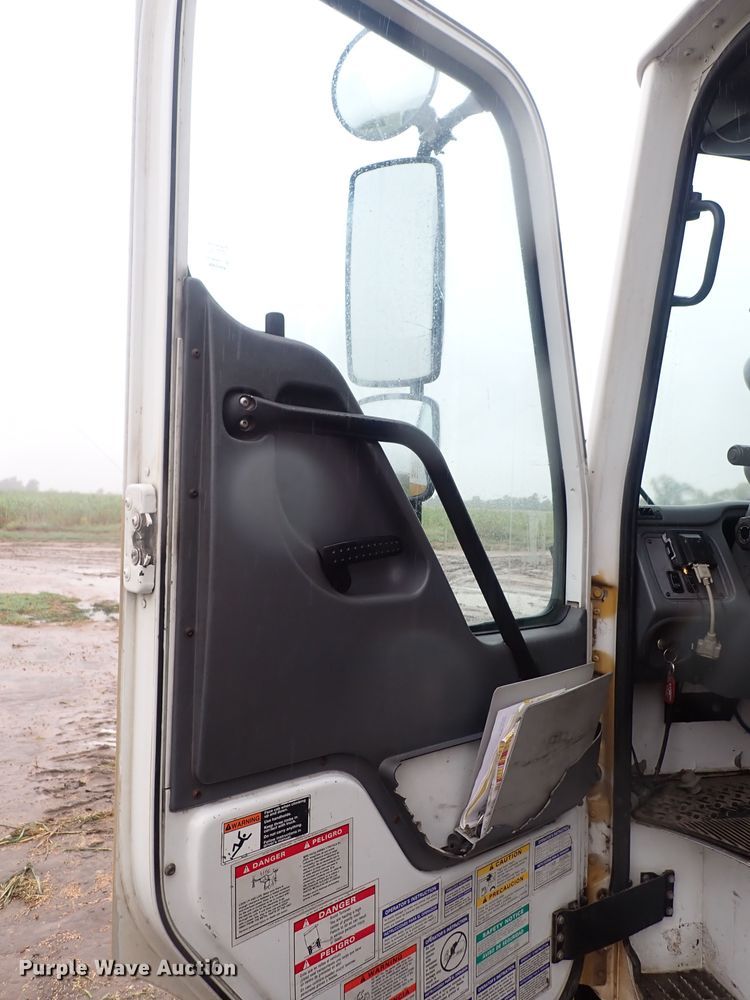 image for item DQ2948 2005 Freightliner Condor  refuse truck