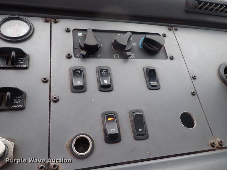 image for item DQ2948 2005 Freightliner Condor  refuse truck