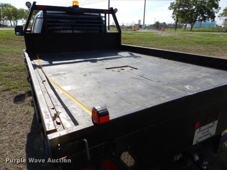 image for item DR2026 2017 Ford F450 Super Duty XLT  Crew Cab flatbed truck