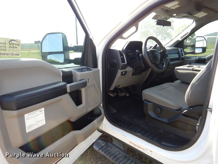 image for item DR2026 2017 Ford F450 Super Duty XLT  Crew Cab flatbed truck