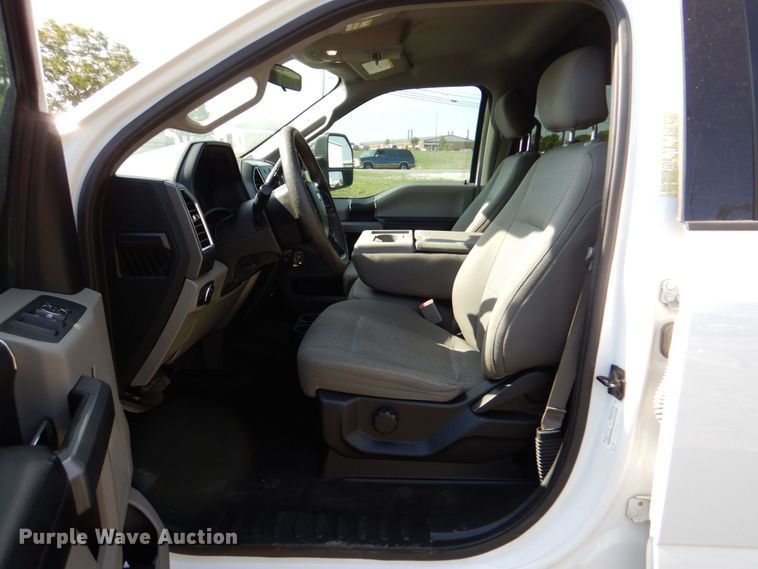 image for item DR2026 2017 Ford F450 Super Duty XLT  Crew Cab flatbed truck