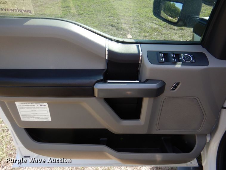 image for item DR2026 2017 Ford F450 Super Duty XLT  Crew Cab flatbed truck