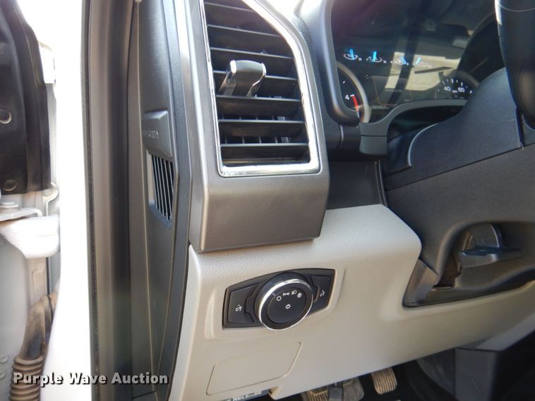 image for item DR2026 2017 Ford F450 Super Duty XLT  Crew Cab flatbed truck