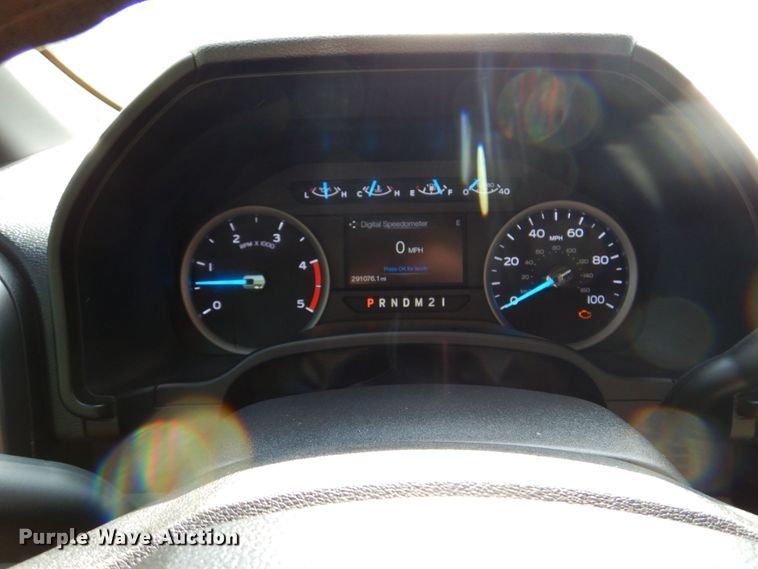 image for item DR2026 2017 Ford F450 Super Duty XLT  Crew Cab flatbed truck