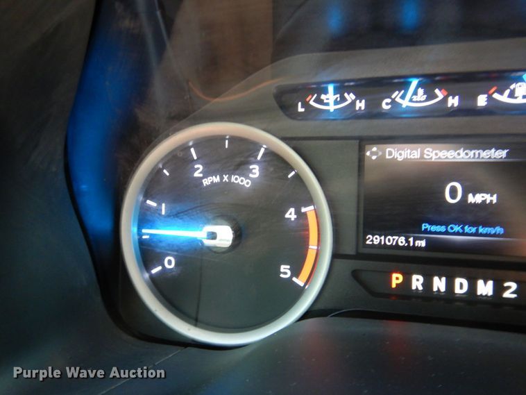 image for item DR2026 2017 Ford F450 Super Duty XLT  Crew Cab flatbed truck