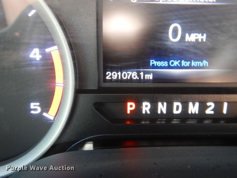 image for item DR2026 2017 Ford F450 Super Duty XLT  Crew Cab flatbed truck