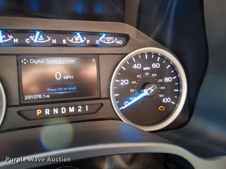 image for item DR2026 2017 Ford F450 Super Duty XLT  Crew Cab flatbed truck