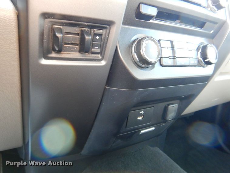 image for item DR2026 2017 Ford F450 Super Duty XLT  Crew Cab flatbed truck