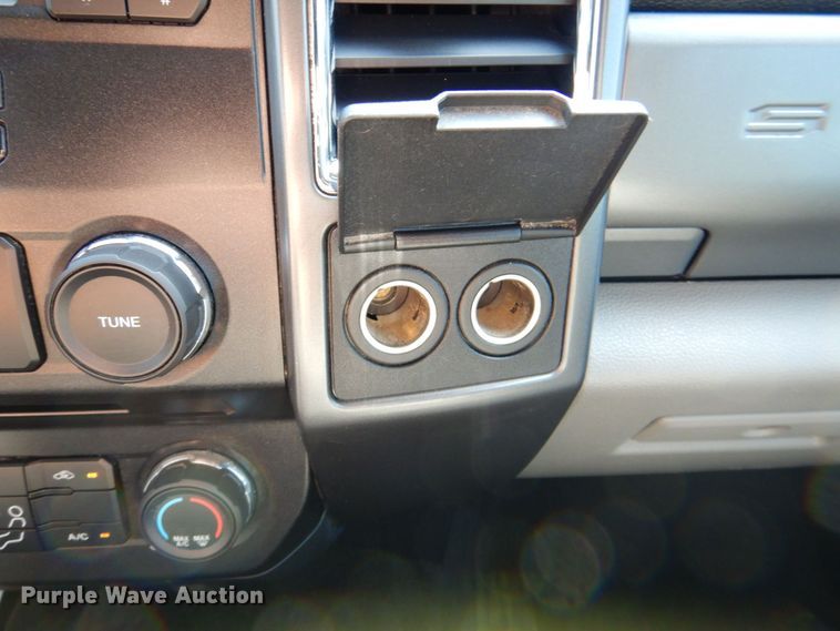 image for item DR2026 2017 Ford F450 Super Duty XLT  Crew Cab flatbed truck