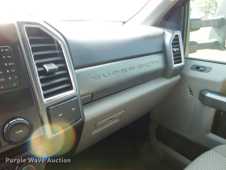 image for item DR2026 2017 Ford F450 Super Duty XLT  Crew Cab flatbed truck