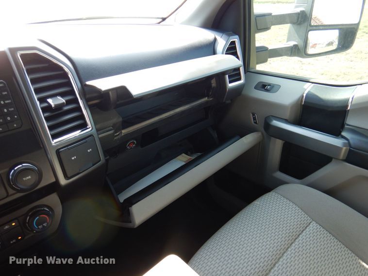 image for item DR2026 2017 Ford F450 Super Duty XLT  Crew Cab flatbed truck