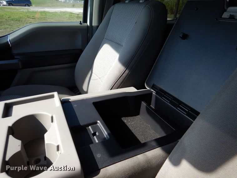 image for item DR2026 2017 Ford F450 Super Duty XLT  Crew Cab flatbed truck