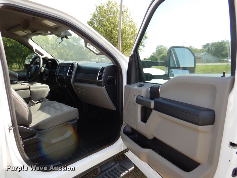 image for item DR2026 2017 Ford F450 Super Duty XLT  Crew Cab flatbed truck