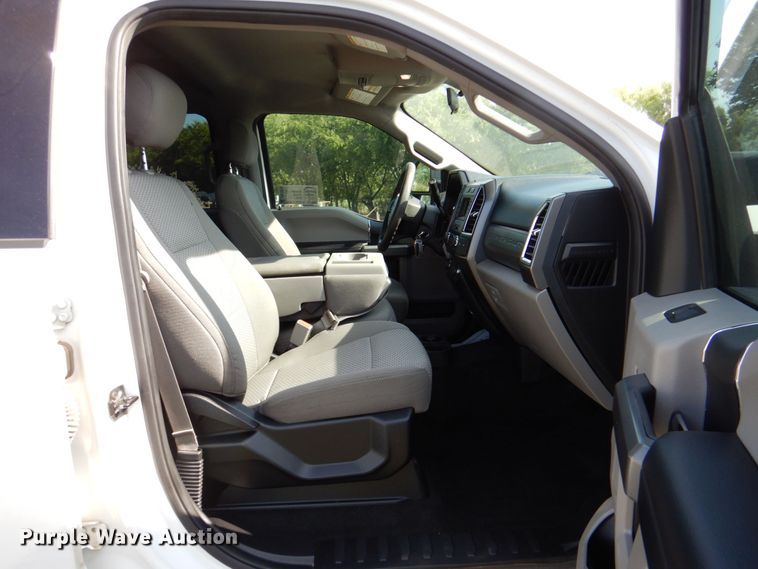 image for item DR2026 2017 Ford F450 Super Duty XLT  Crew Cab flatbed truck