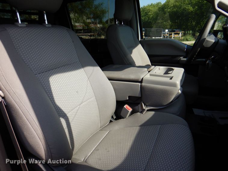 image for item DR2026 2017 Ford F450 Super Duty XLT  Crew Cab flatbed truck