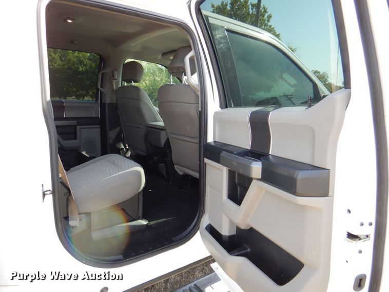 image for item DR2026 2017 Ford F450 Super Duty XLT  Crew Cab flatbed truck