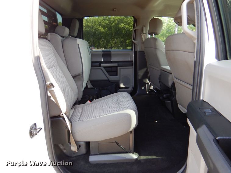 image for item DR2026 2017 Ford F450 Super Duty XLT  Crew Cab flatbed truck