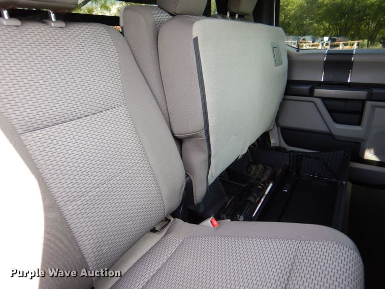 image for item DR2026 2017 Ford F450 Super Duty XLT  Crew Cab flatbed truck