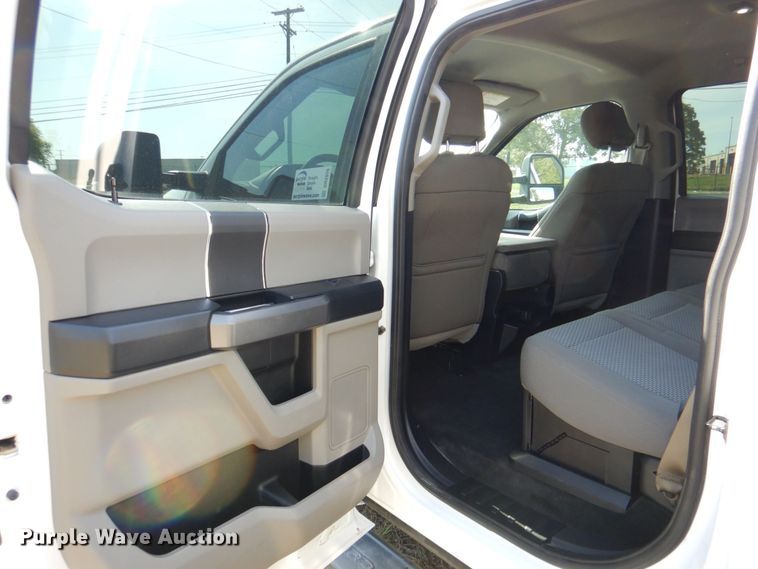 image for item DR2026 2017 Ford F450 Super Duty XLT  Crew Cab flatbed truck