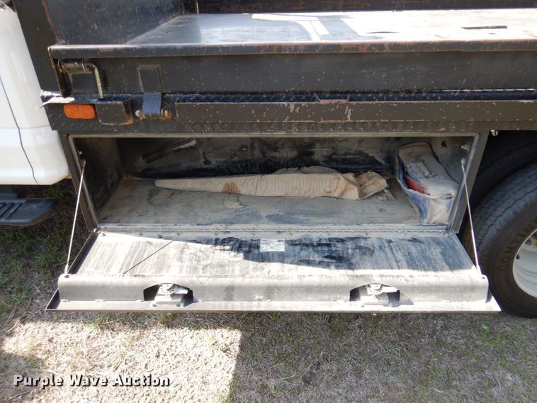 image for item DR2026 2017 Ford F450 Super Duty XLT  Crew Cab flatbed truck