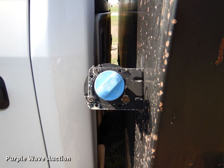 image for item DR2026 2017 Ford F450 Super Duty XLT  Crew Cab flatbed truck