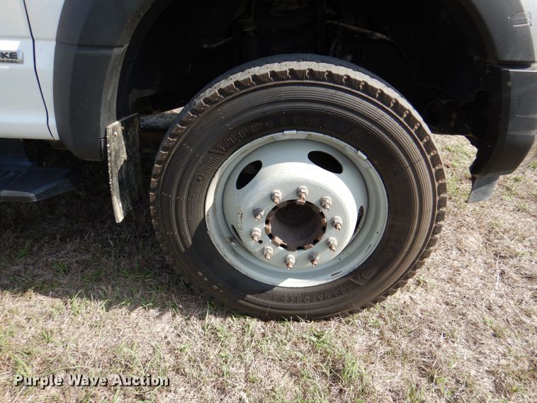 image for item DR2026 2017 Ford F450 Super Duty XLT  Crew Cab flatbed truck