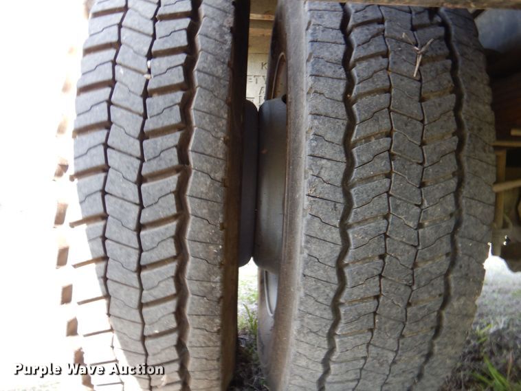 image for item DR2026 2017 Ford F450 Super Duty XLT  Crew Cab flatbed truck