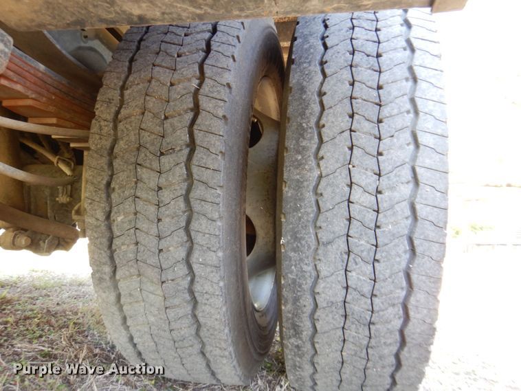 image for item DR2026 2017 Ford F450 Super Duty XLT  Crew Cab flatbed truck