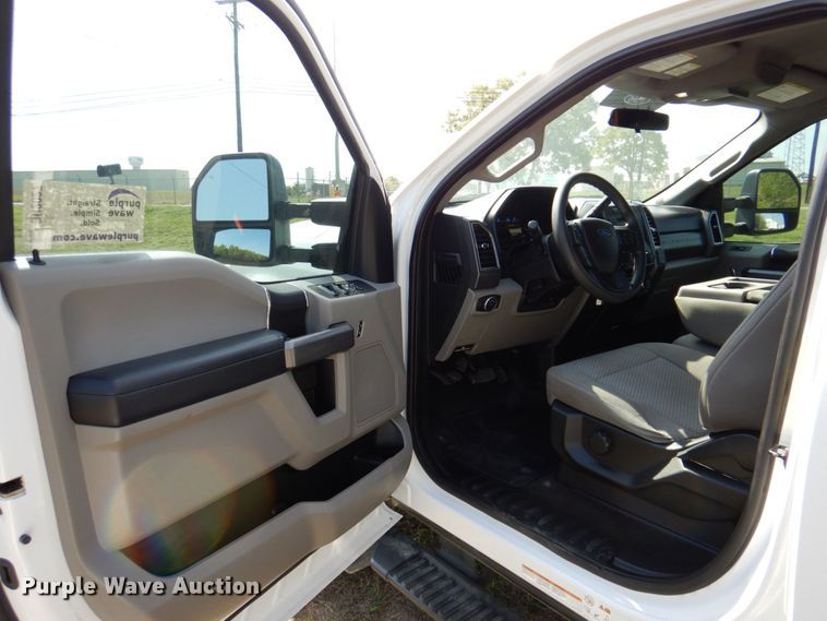 image for item DR2027 2018 Ford F450 Super Duty XLT  Crew Cab flatbed truck