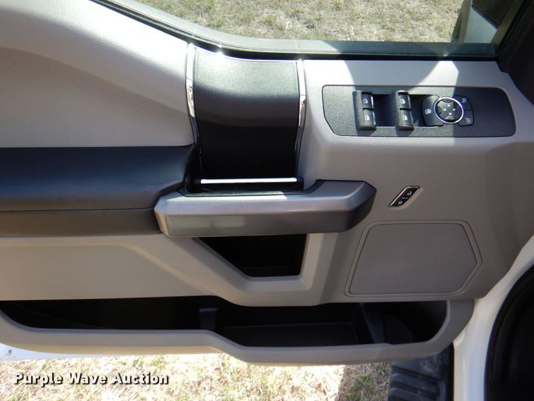 image for item DR2027 2018 Ford F450 Super Duty XLT  Crew Cab flatbed truck