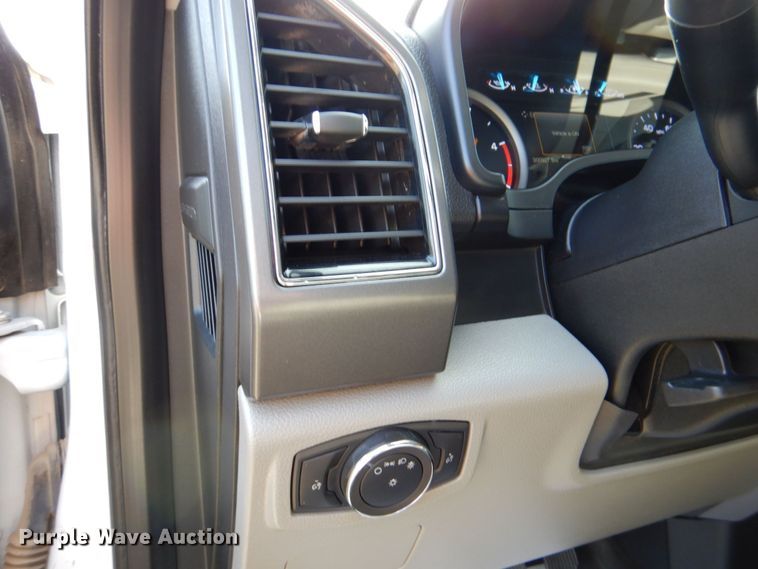 image for item DR2027 2018 Ford F450 Super Duty XLT  Crew Cab flatbed truck