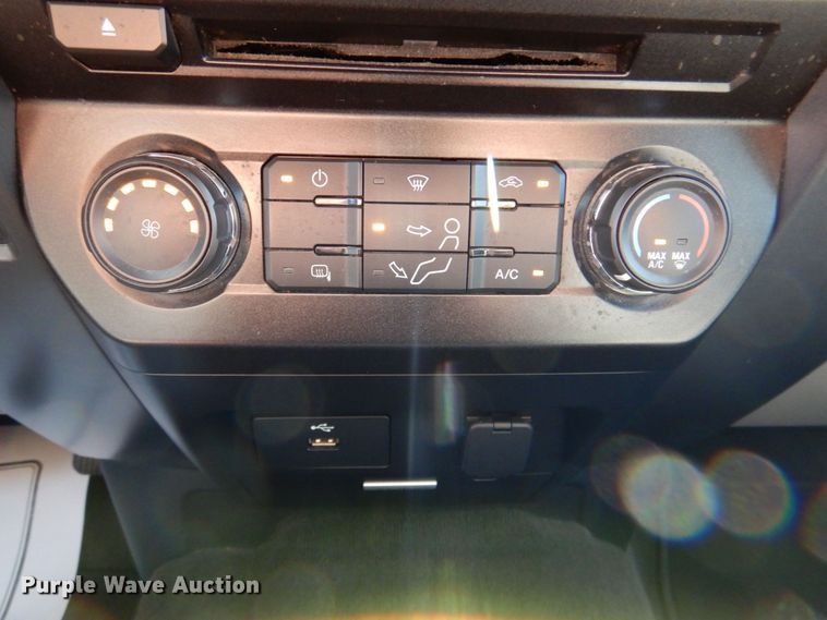 image for item DR2027 2018 Ford F450 Super Duty XLT  Crew Cab flatbed truck