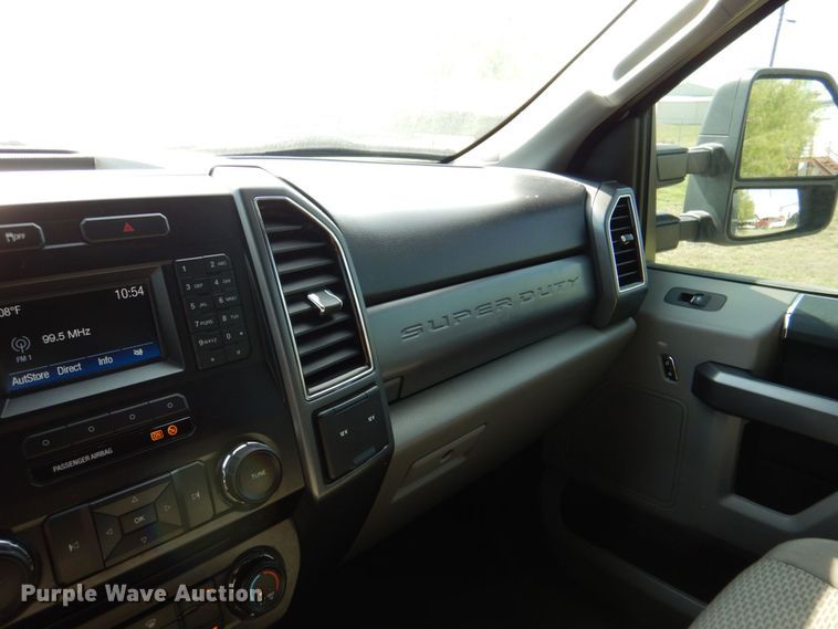 image for item DR2027 2018 Ford F450 Super Duty XLT  Crew Cab flatbed truck