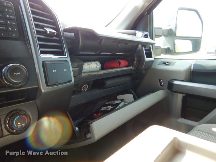 image for item DR2027 2018 Ford F450 Super Duty XLT  Crew Cab flatbed truck