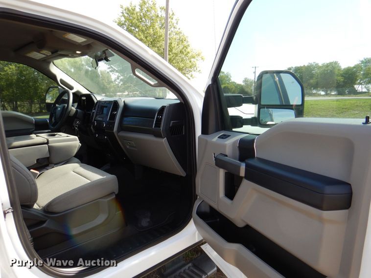 image for item DR2027 2018 Ford F450 Super Duty XLT  Crew Cab flatbed truck