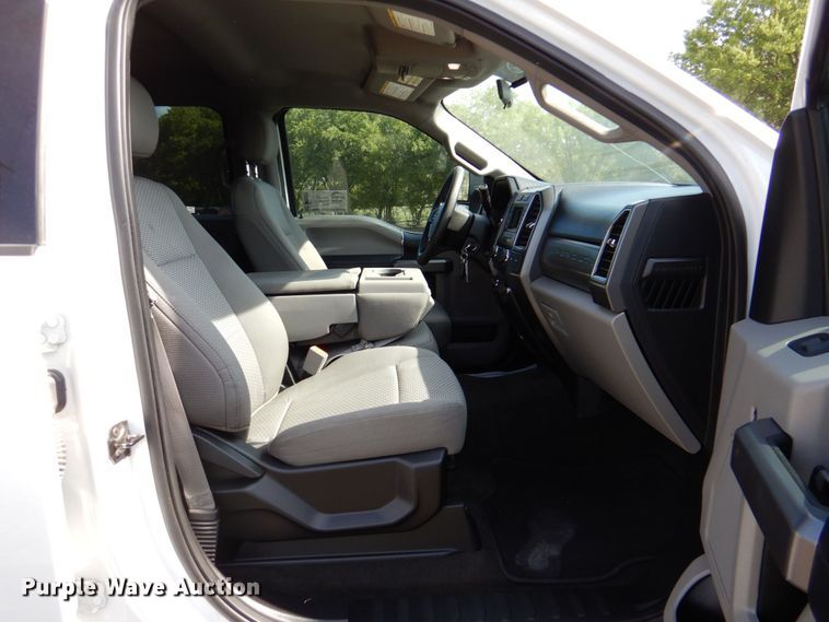 image for item DR2027 2018 Ford F450 Super Duty XLT  Crew Cab flatbed truck