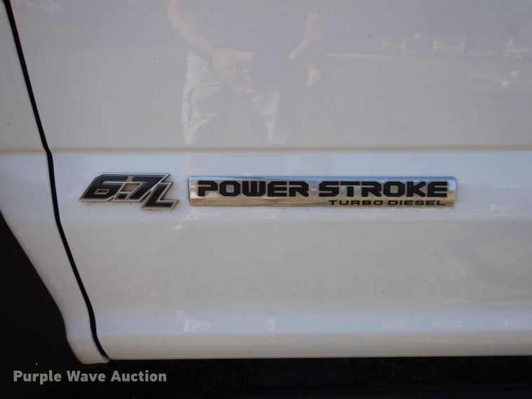 image for item DR2027 2018 Ford F450 Super Duty XLT  Crew Cab flatbed truck