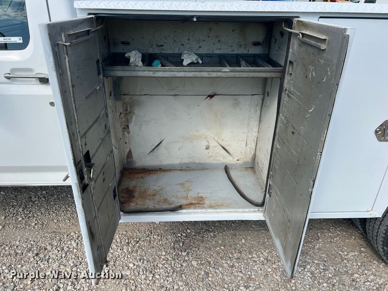 image for item IA9199 1995 Ford F450 Super Duty  utility / service truck