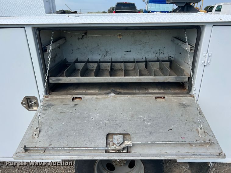 image for item IA9199 1995 Ford F450 Super Duty  utility / service truck