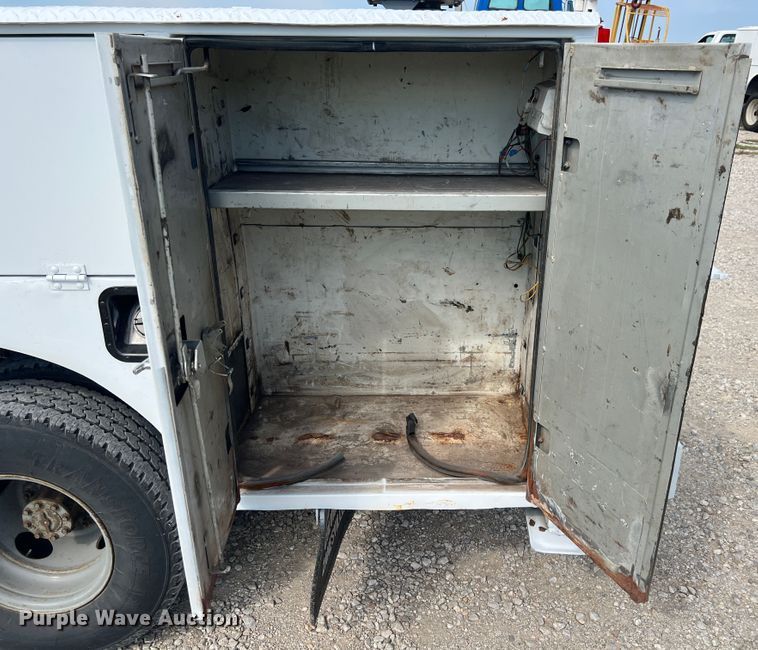 image for item IA9199 1995 Ford F450 Super Duty  utility / service truck